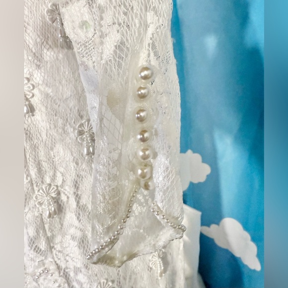 Vintage Beaded puff sleeve wedding gown with train, true size 6. - Picture 13 of 16